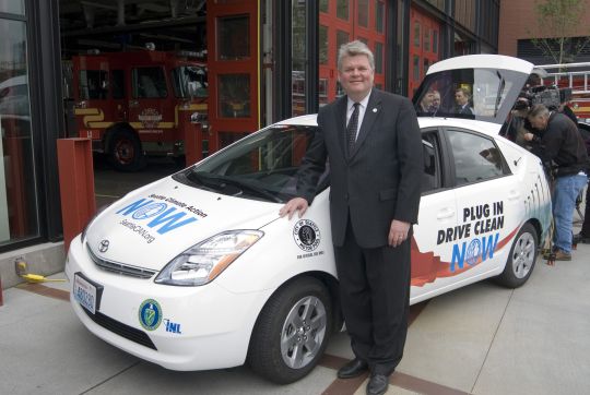 Seattle's Mayor Greg Nickels in front of a city PHEV Prius, May 2008