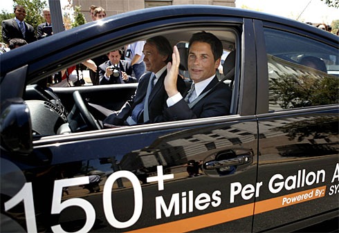 Actor Rob Lowe and Rep. Ed Markey in a PHEV Prius, July 2007