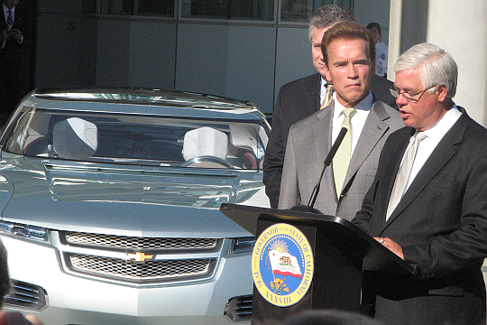 GM's Al Weverstad explains the Chevy Volt to Gov. Arnold Schwarzenegger at LA Auto Show, November 2007